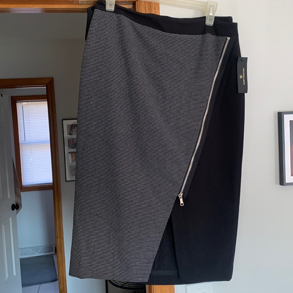 Pencil skirt with beautiful zipper detail & pattern